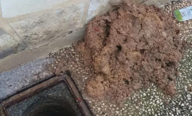 canalisation bouchée par de la litière pour chat